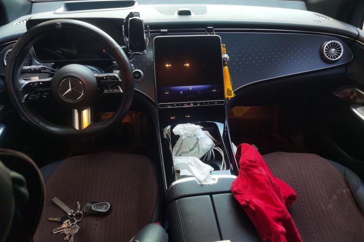 Used Mercedes-Benz EQE SUV 2023 500 4MATIC Special Edition Center Console