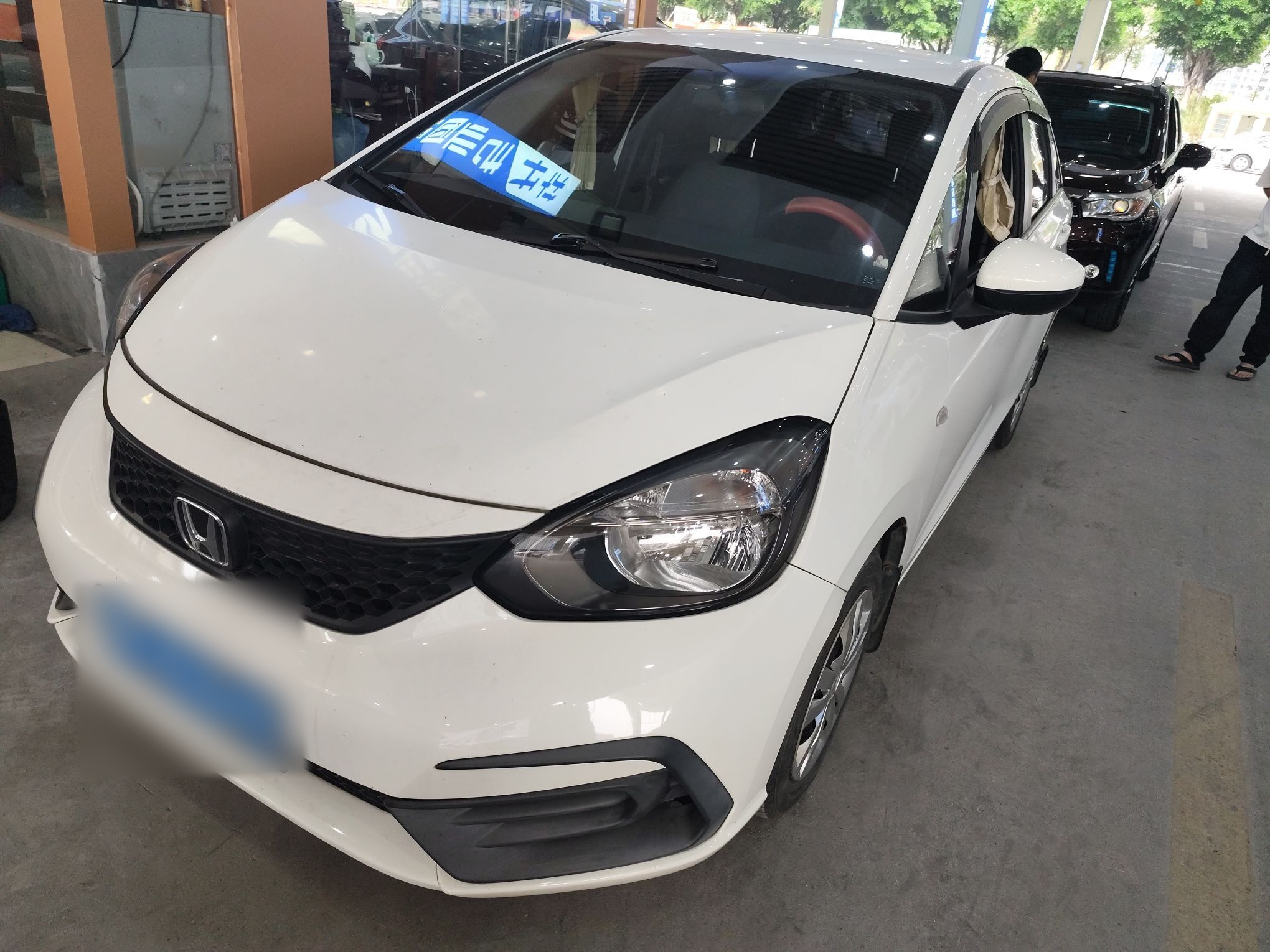 تحت مقدمة السيارة