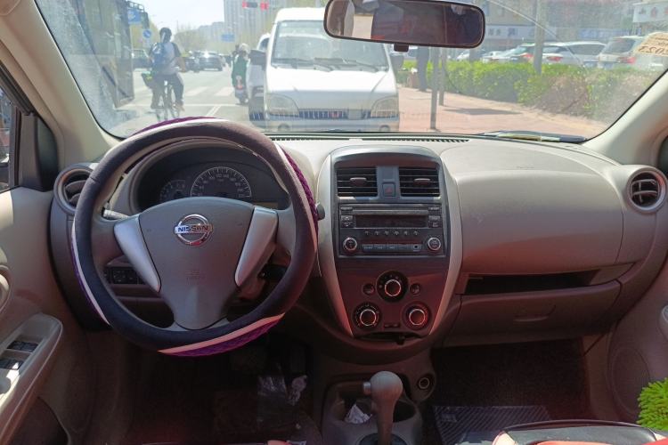 Used Nissan Sunny 2015 1.5XE CVT Elite Edition Center Console