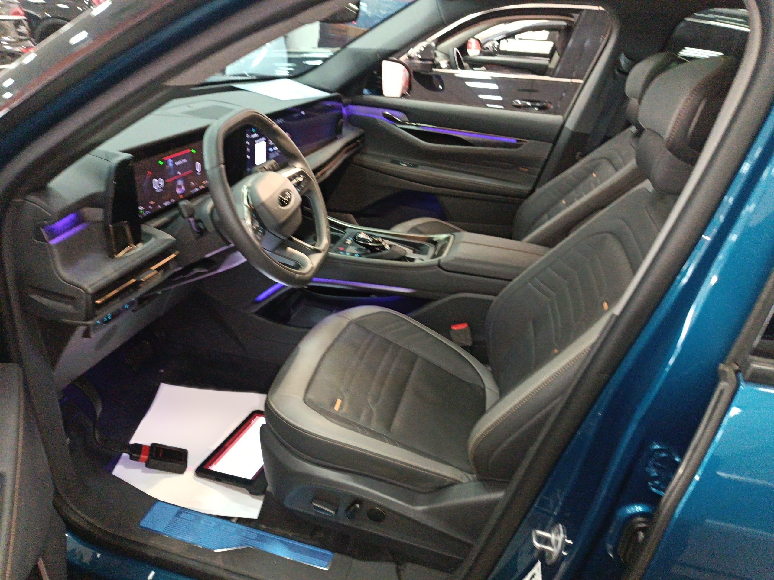 المقاعد الأمامية داخل السيارة