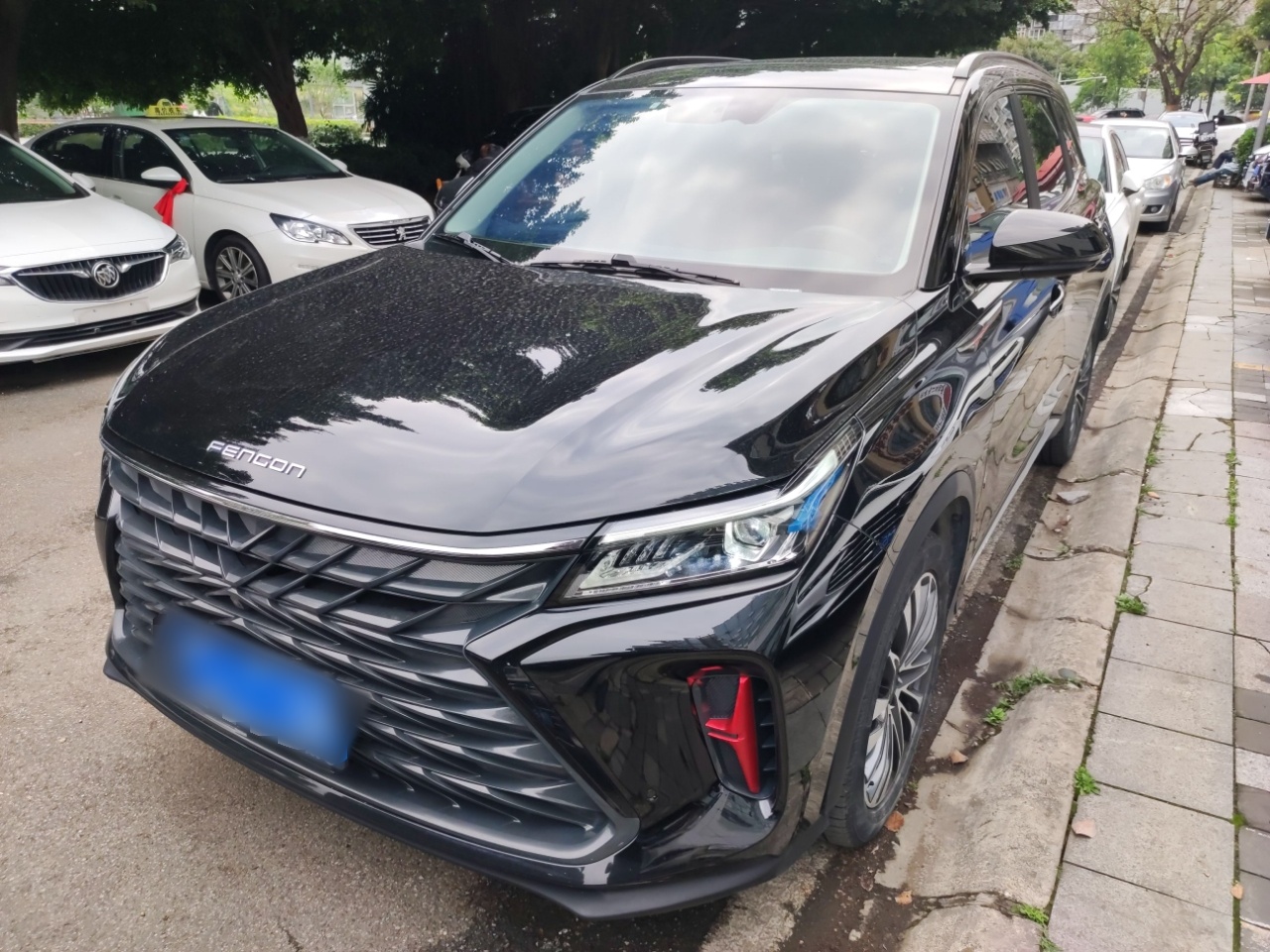 Под передней частью автомобиля