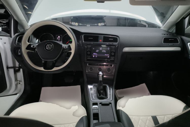 Used Volkswagen Golf 2018 230TSI Automatic Comfort Model Center Console