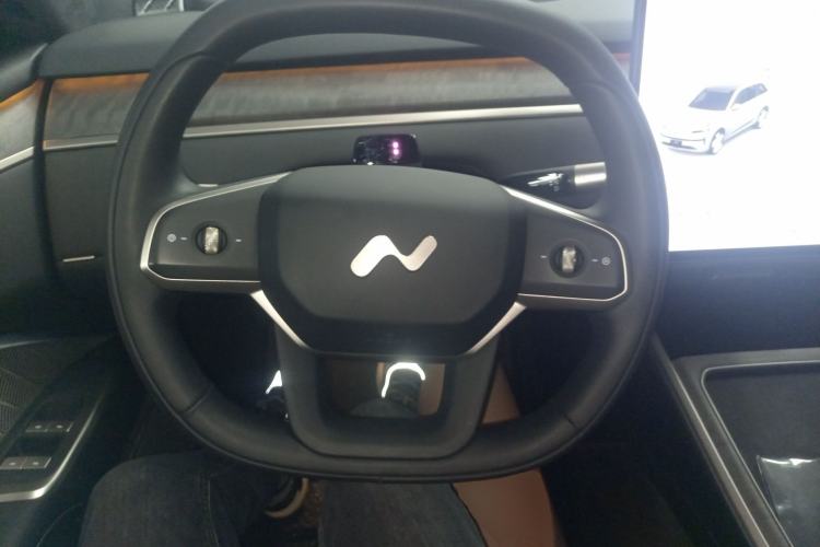 Used ONVO Luxeed L90 2025 Model—Max Six-Seater Version Steering Wheel