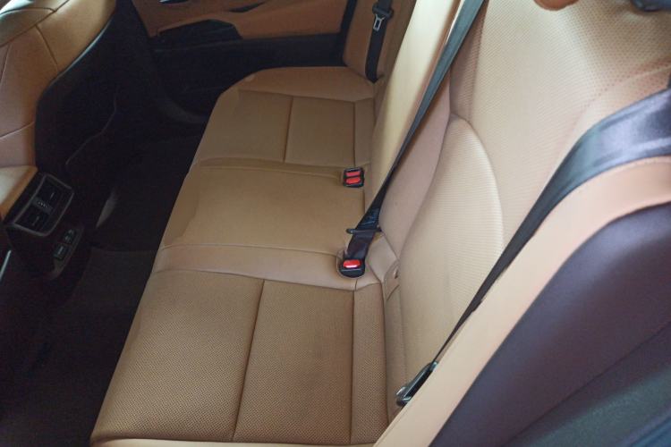 Used Lexus ES 2020 300h Deluxe Edition