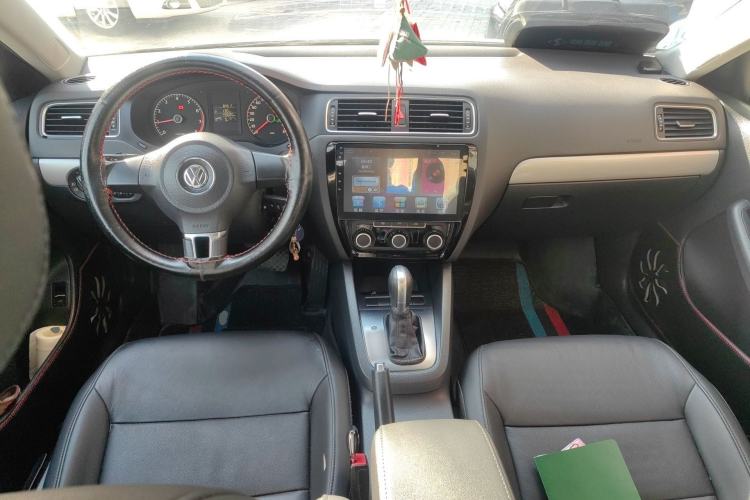Used Volkswagen Sagitar 2014 1.6L Automatic Comfort Model Center Console