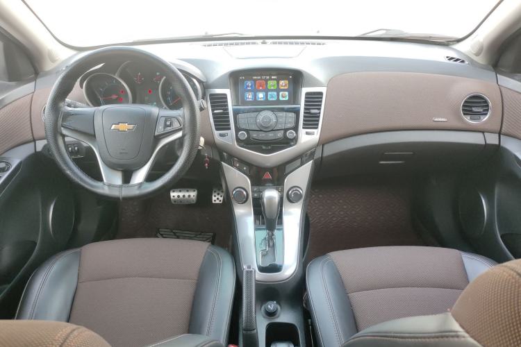 Used Chevrolet Cruze 2013 Hatchback 1.6L Automatic Luxury Model Center Console