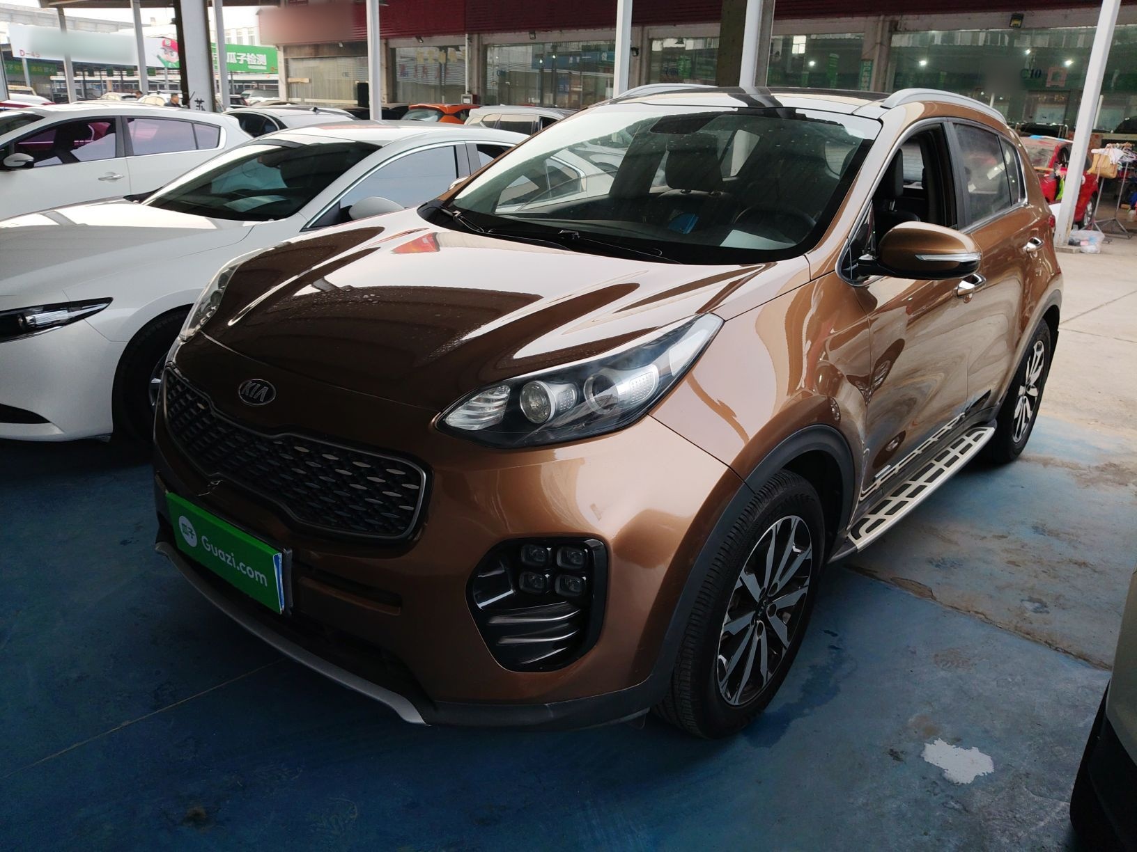 تحت مقدمة السيارة