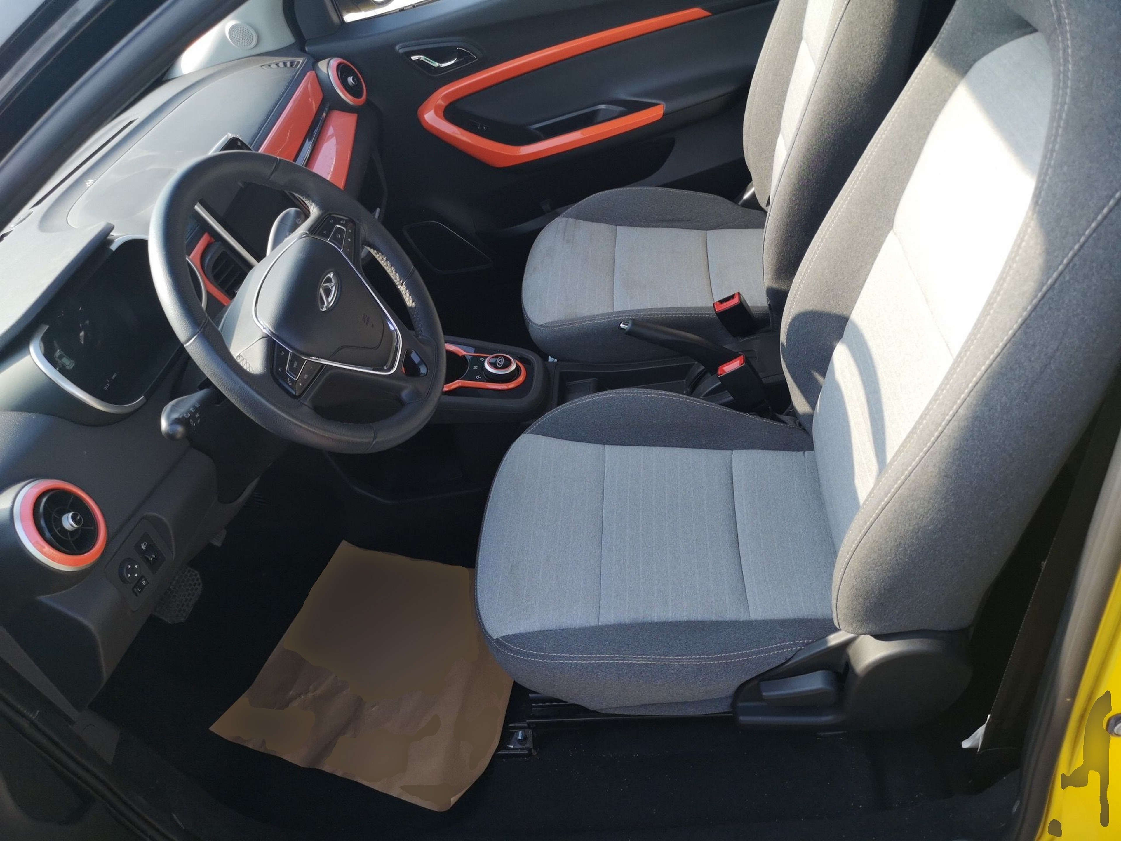 المقاعد الأمامية داخل السيارة