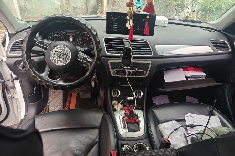 Used Audi Q3 2015 35 TFSI quattro Comfort model Center Console