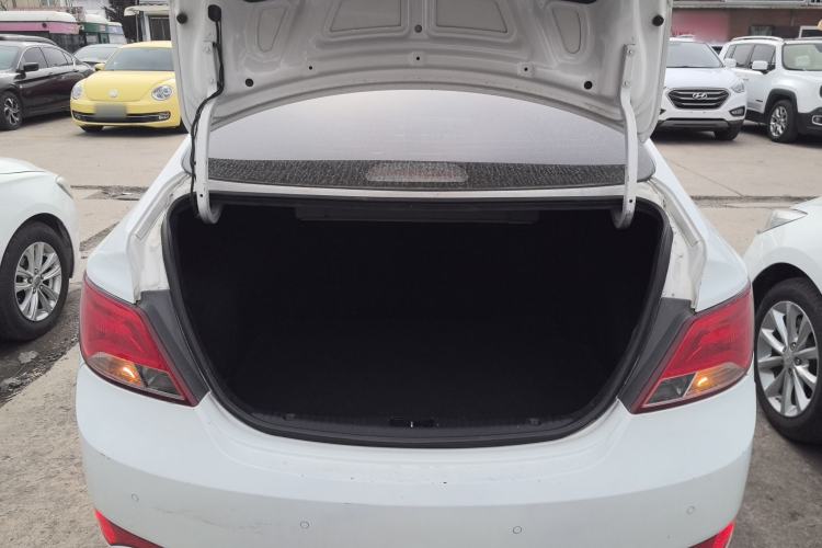 Used Hyundai Verna (older generation) 2014 1.4L Manual Smart GLS Trim Trunk