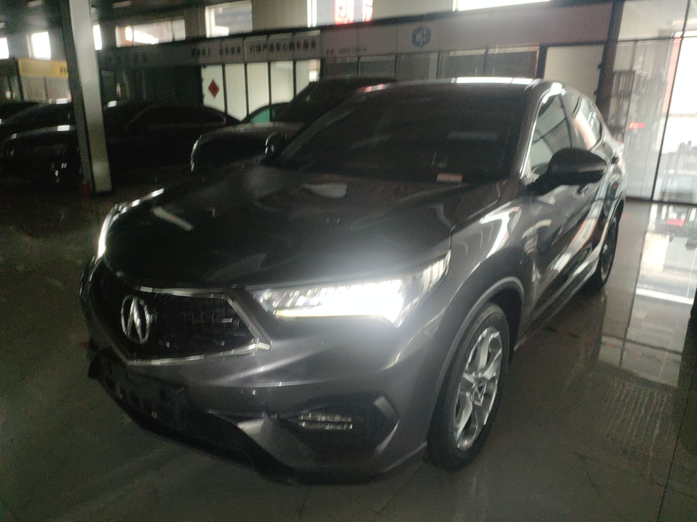 Под передней частью автомобиля