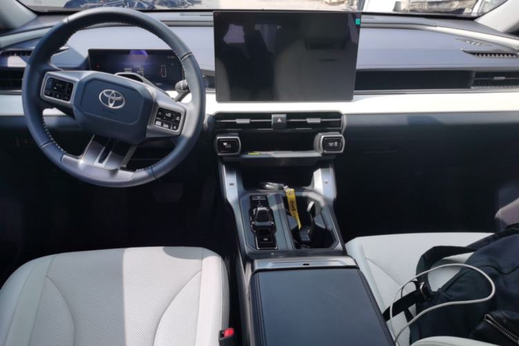 Used Toyota RAV4 2026 Model Dual-Engine 2.0L Two-Wheel Drive Luxury Edition Center Console