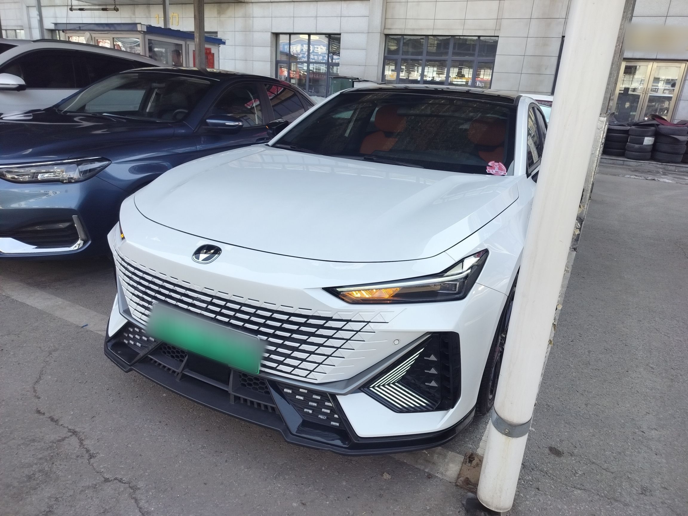 تحت مقدمة السيارة