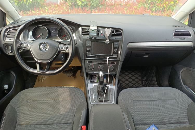 Used Volkswagen Golf 2018 230TSI Automatic Comfort Model Center Console