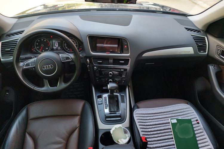 Used Audi Q5 2017 40 TFSI Ambition Edition Center Console