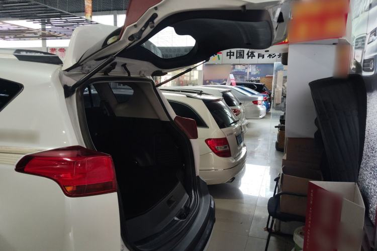 Used Toyota RAV4 2015 2.0L CVT Two-Wheel Drive Fashion Edition Trunk