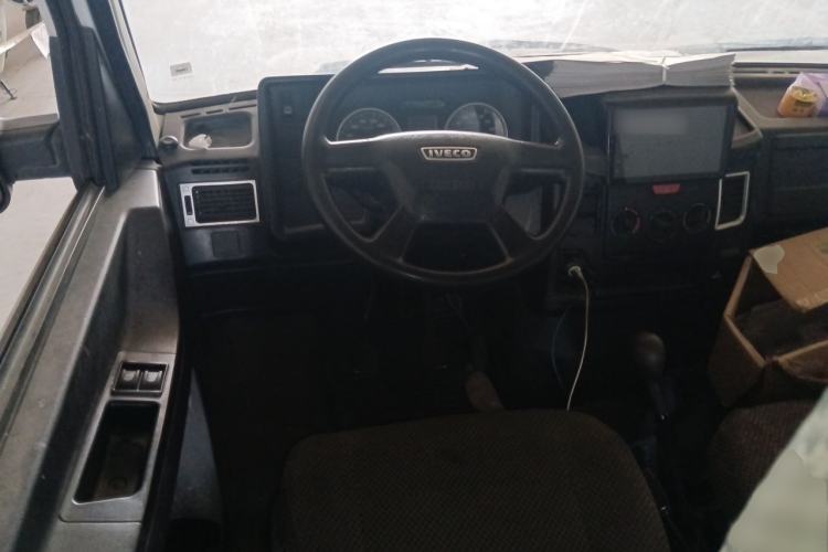 Used Iveco Daily 2020 2.5T A40 Passenger Van with Dual Tires Mid-Roof Design 5-9 Seats Euro V Emission Standard