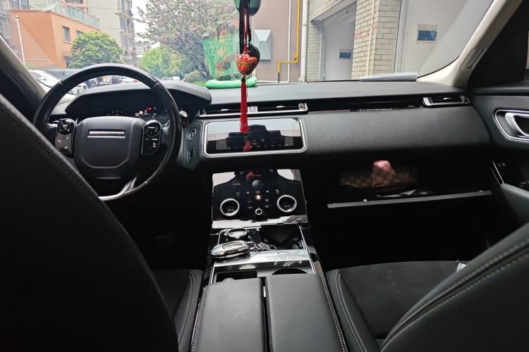 Used Land Rover Range Velar 2019 250 PS Center Console