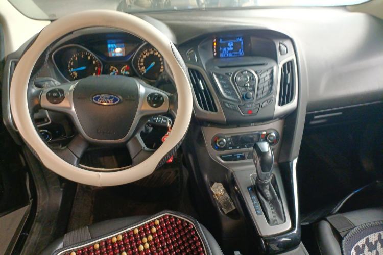 Used Ford Focus 2012 Sedan 1.6L Automatic Fashion Edition Center Console