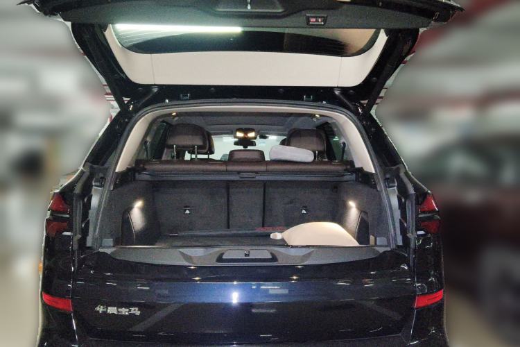 Used BMW X5 2023 xDrive 30Li Luxury M Sport Package
