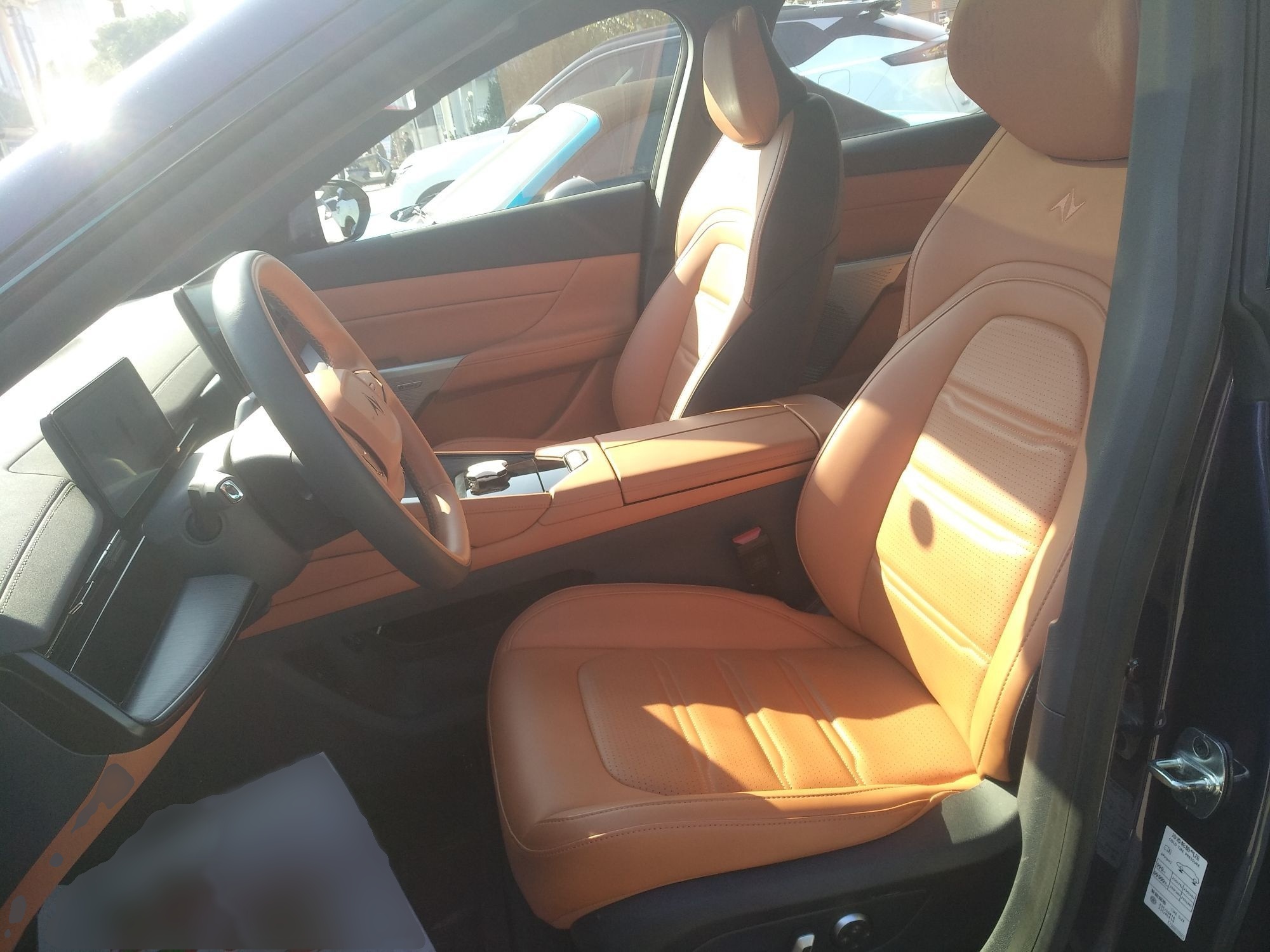 المقاعد الأمامية داخل السيارة