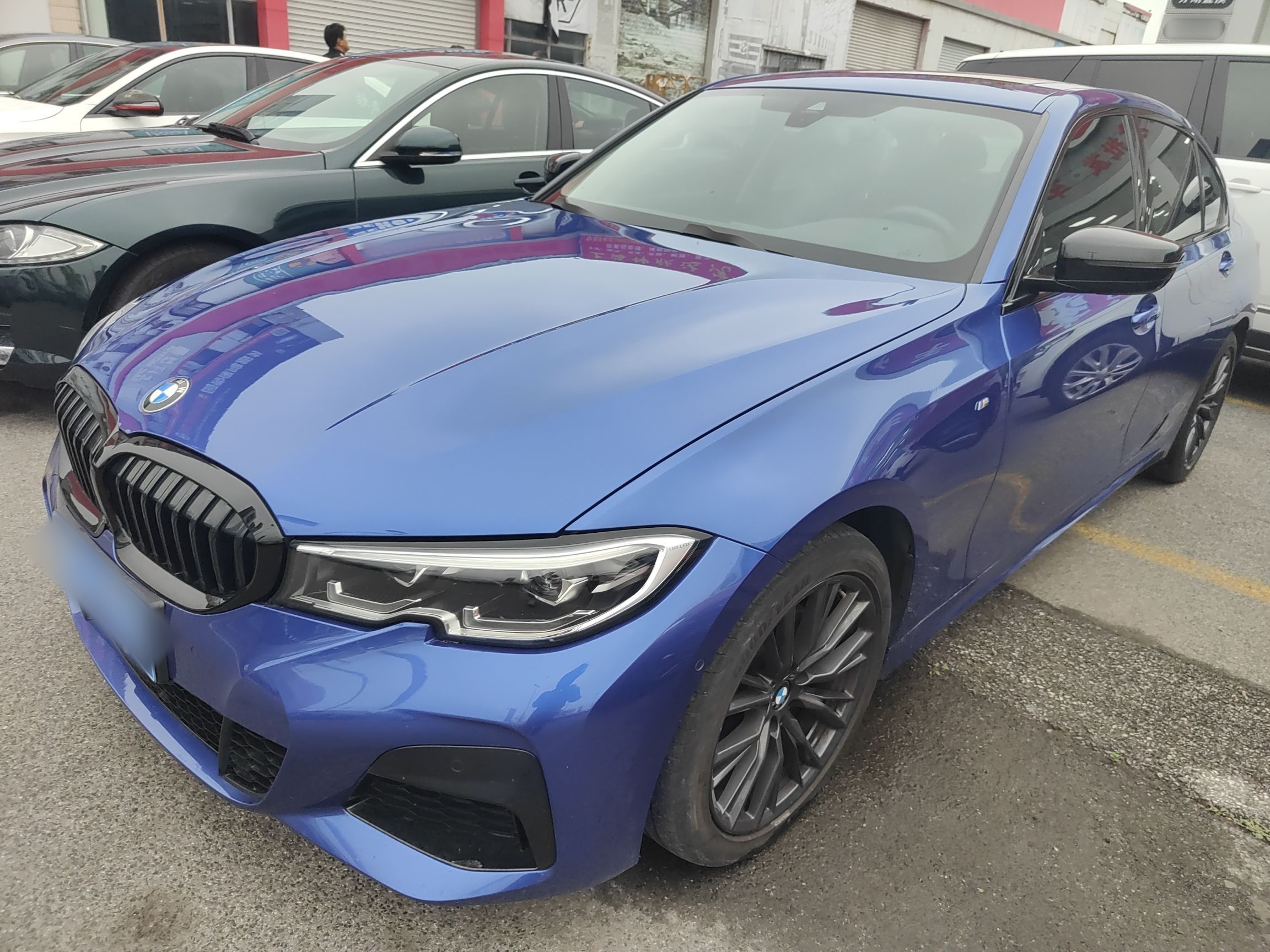 تحت مقدمة السيارة