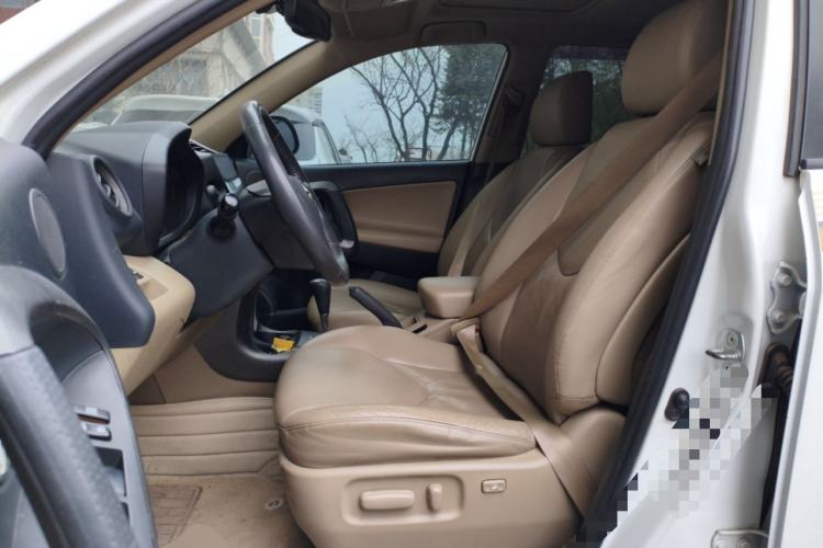 Used Toyota RAV4 2012 Luxurious 2.4L Automatic 4x4 with Stylish Features
