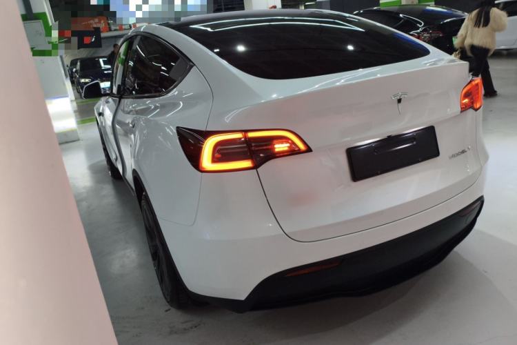 Used Tesla Model Y 2023 Long-Range All-Wheel-Drive Version
