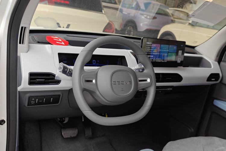 Used Geely Galaxy Panda 2024 Panda Mini 200km Endurance Bear Center Console