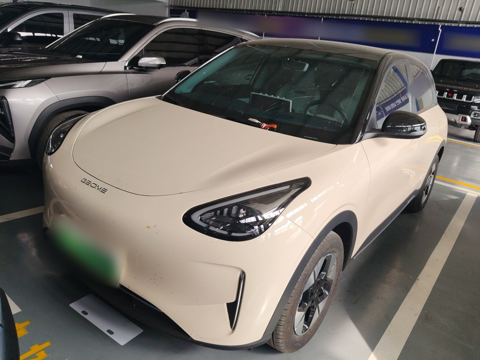 تحت مقدمة السيارة