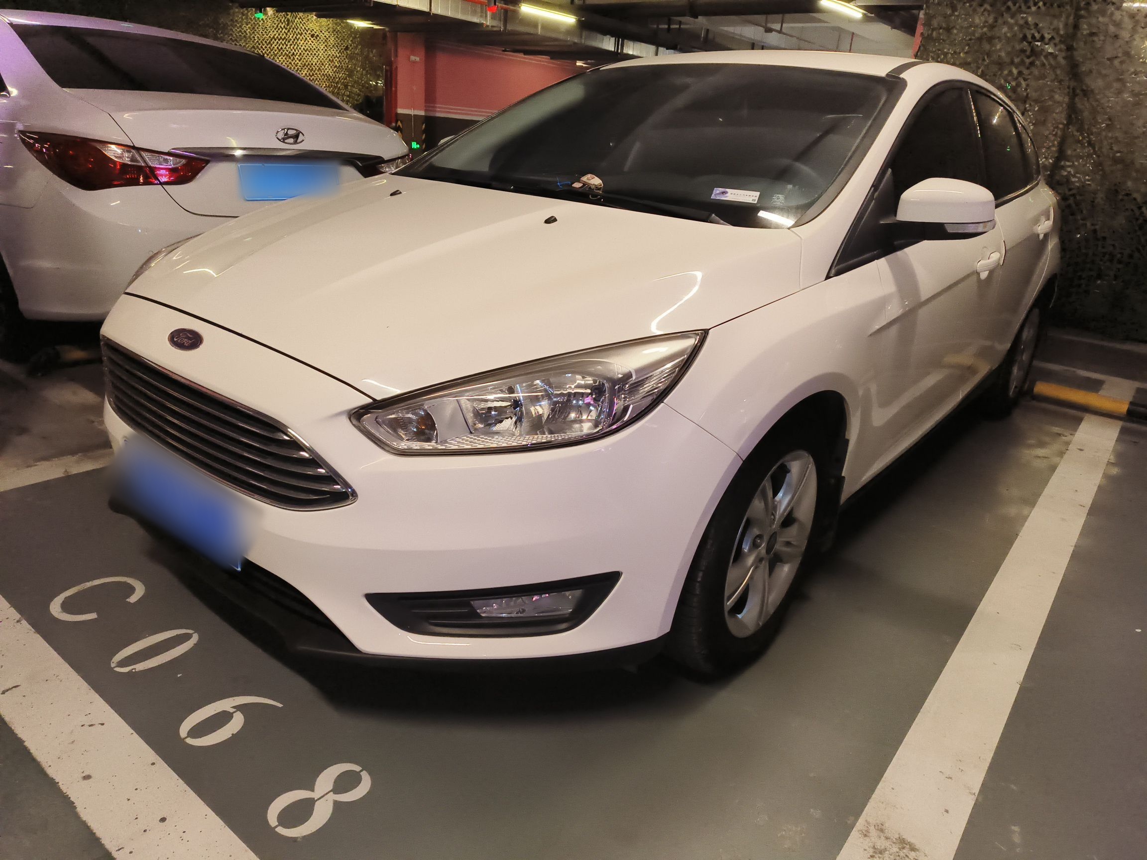 Под передней частью автомобиля