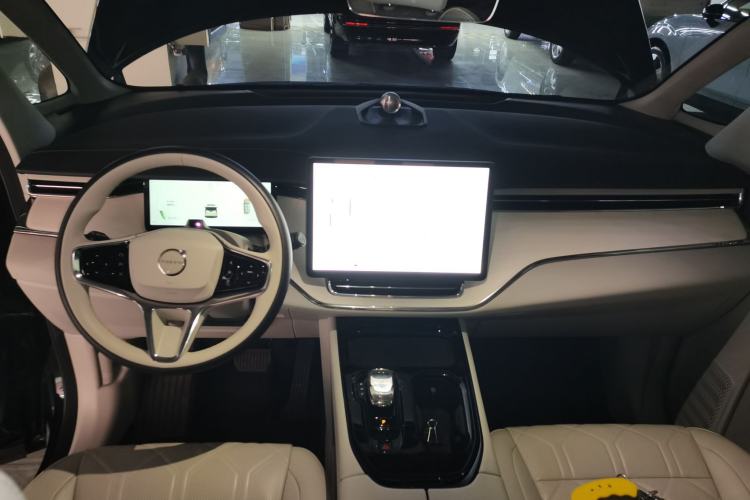 Used Volvo EM90 2025 Ultra Six-Seater Center Console