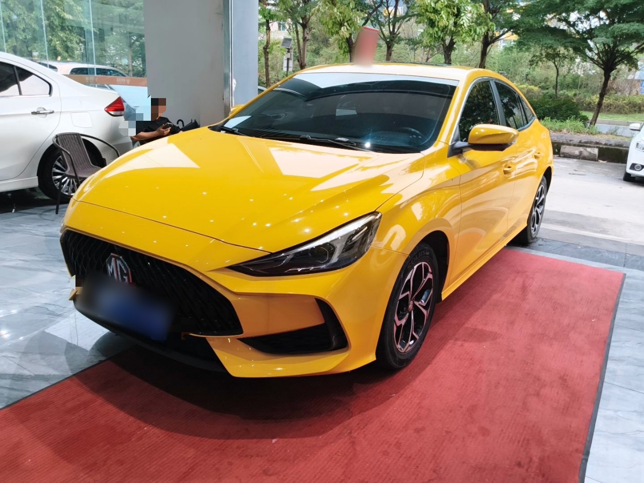 تحت مقدمة السيارة