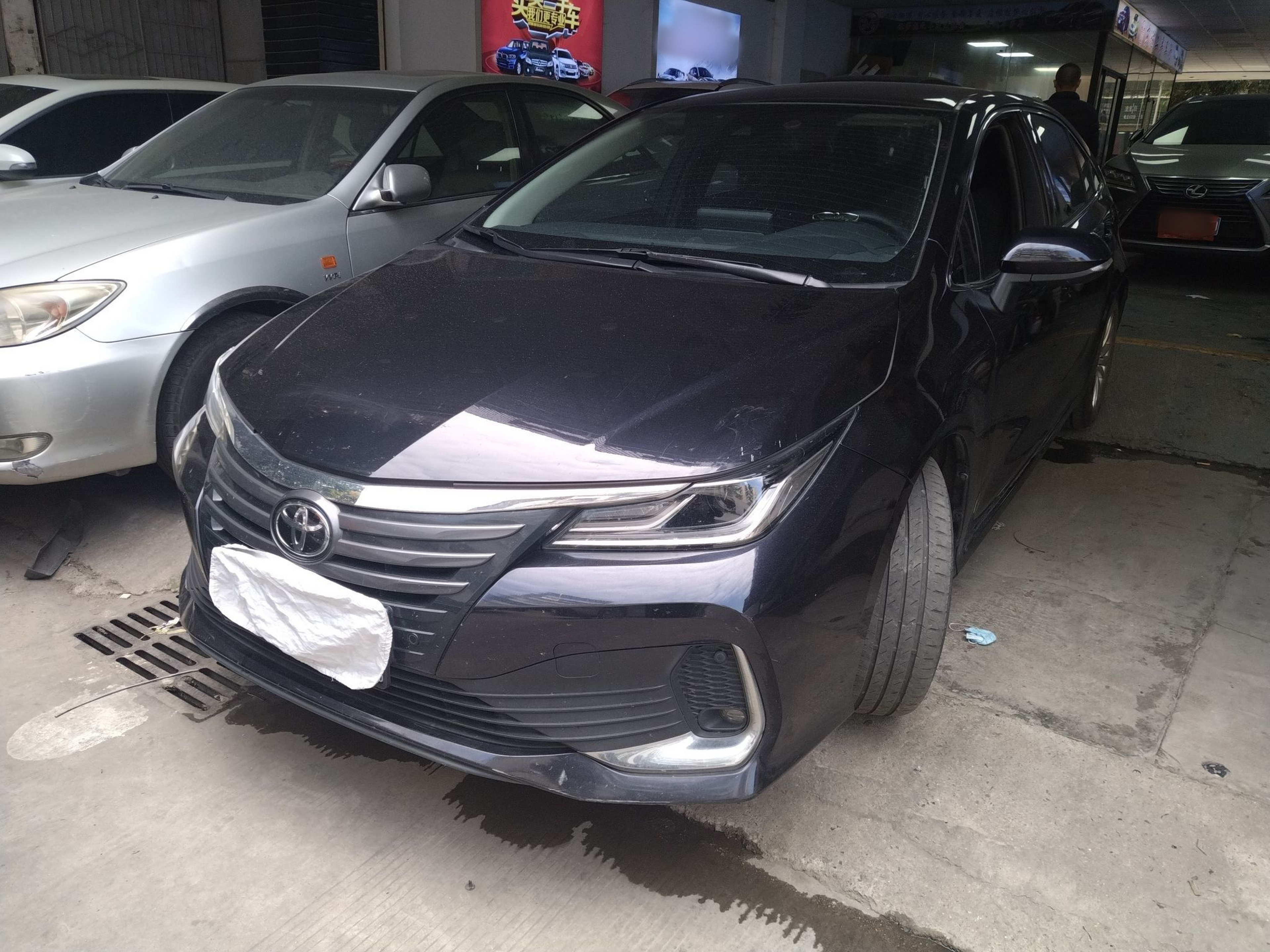 Под передней частью автомобиля