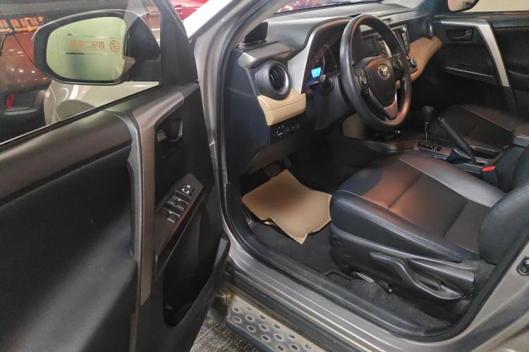 Used Toyota RAV4 2019 2.0L CVT Two-Wheel Drive Luxury Version China VI Standard
