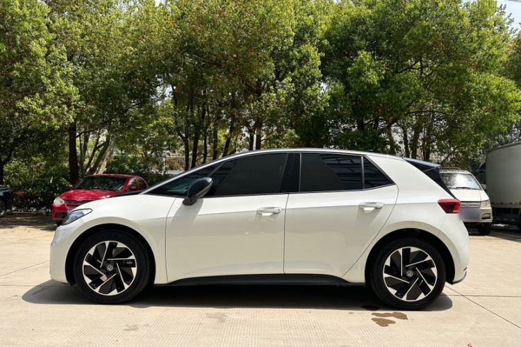 Used Volkswagen ID.3 2025 Smart Model Outstanding Oxygen Edition Exterior 3