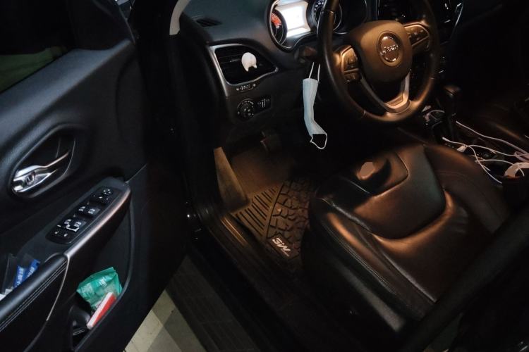 Used Jeep Cherokee 2019 2.0T Two-Wheel Drive Smart Enjoyment Version China V
