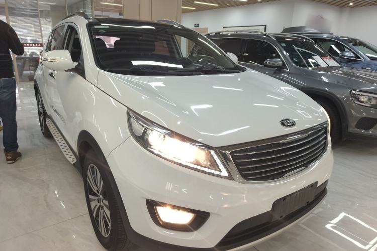 Used Kia Sportage R 2015 2.0L Automatic Two-Wheel Drive DLX Model Front Right 45 Deg