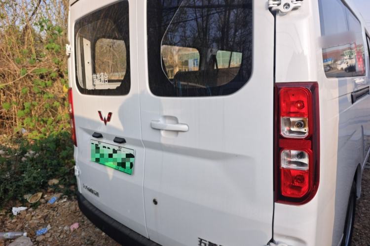 Used Wuling Yangguang 2024 300KM Comfort Version Passenger Van 75kW
