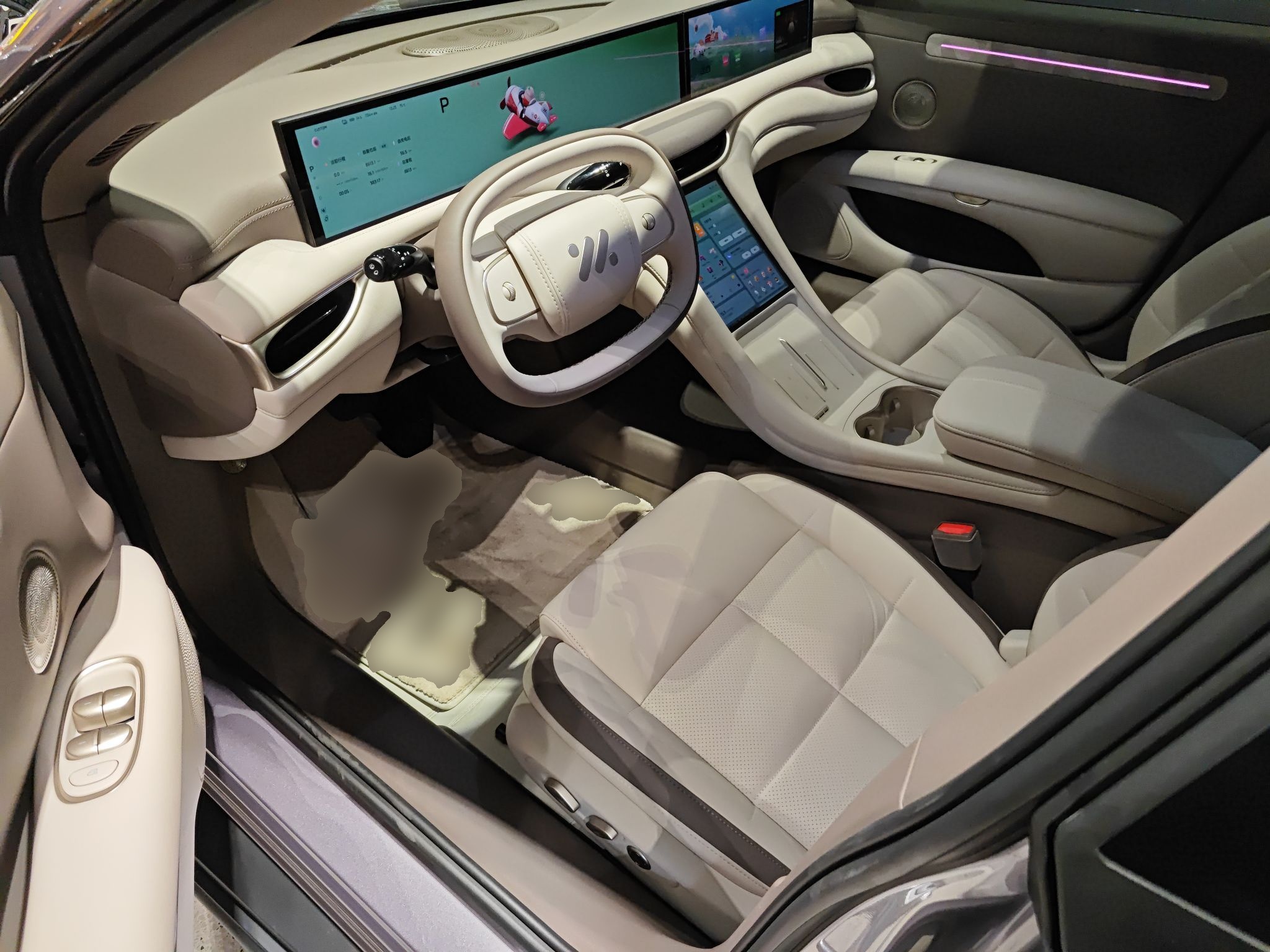 المقاعد الأمامية داخل السيارة