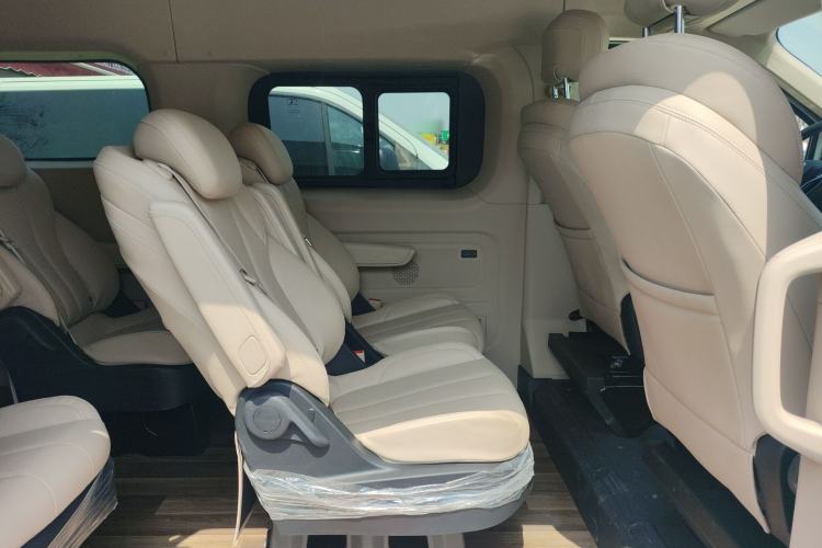 Used SAIC MAXUS Xintu V70 2025 2.0T Manual Long Wheelbase Mid-Height Luxury Version 9 Seats
