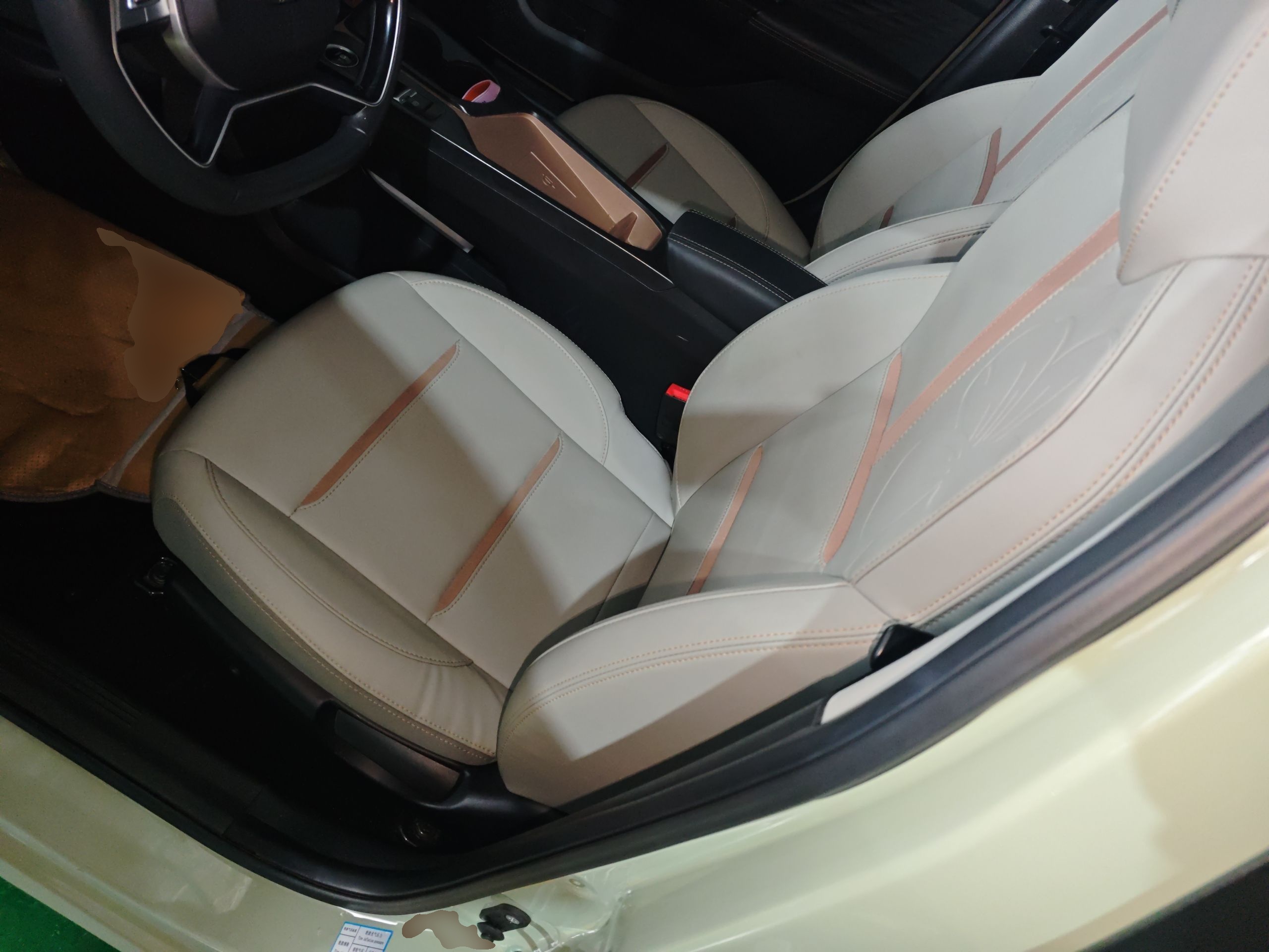 المقاعد الأمامية داخل السيارة