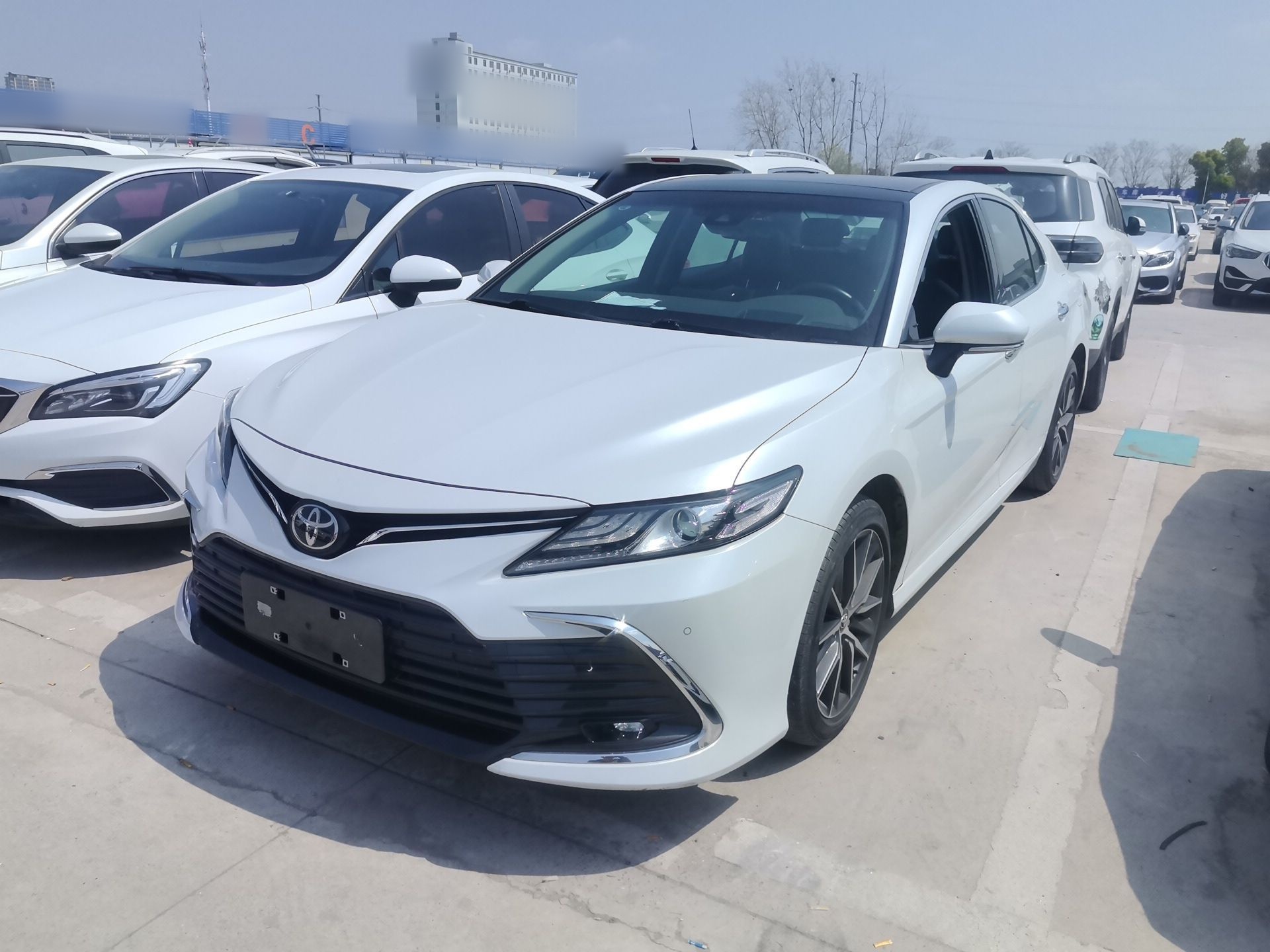 Под передней частью автомобиля