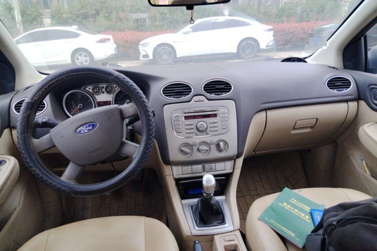 Used Ford Focus 2013 Sedan Classic 1.8L Manual Base Model Center Console