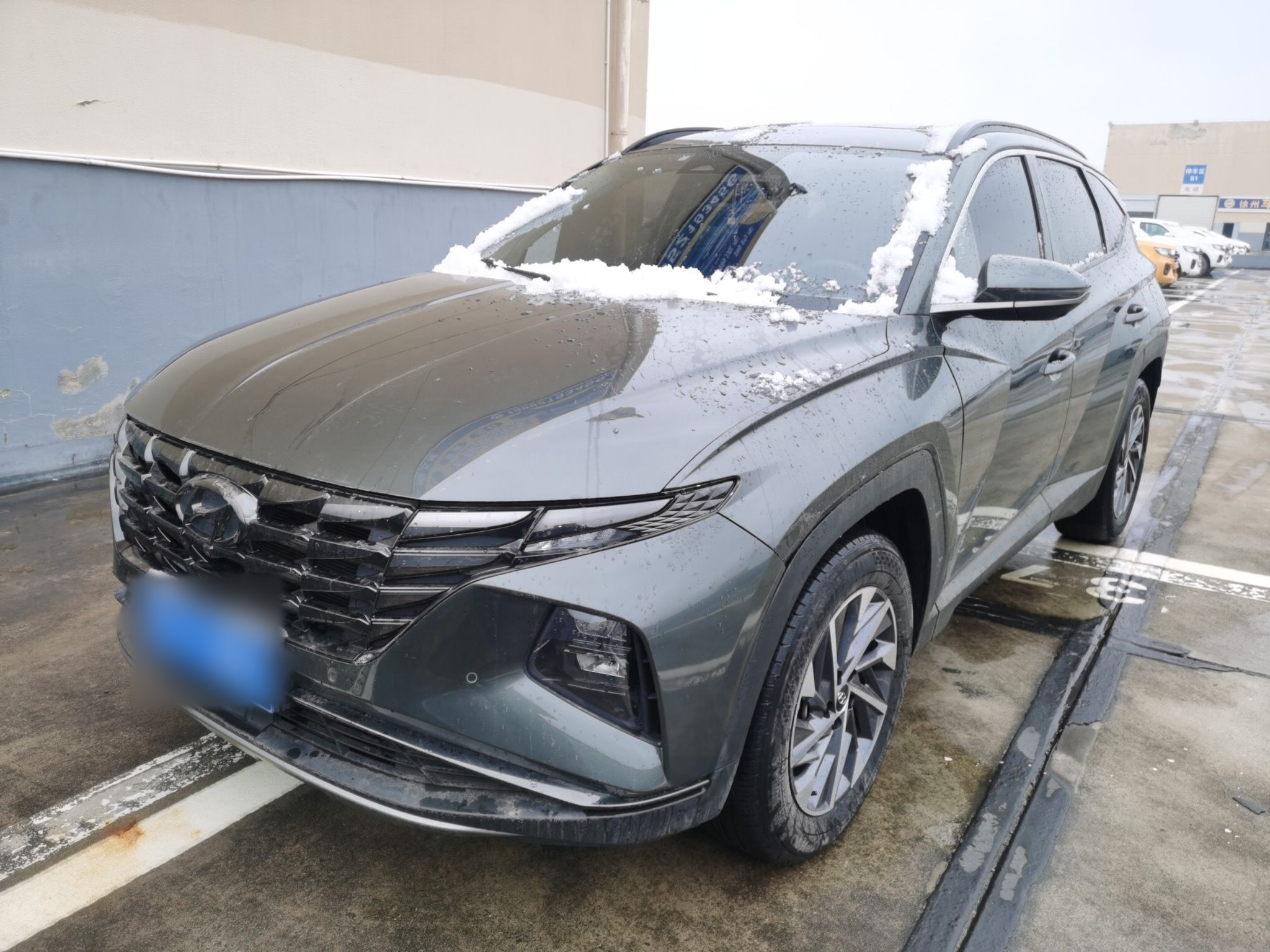 Под передней частью автомобиля