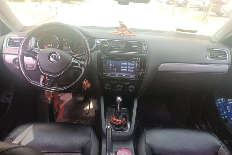 Used Volkswagen Sagitar 2015 230TSI Automatic Comfort Version Center Console