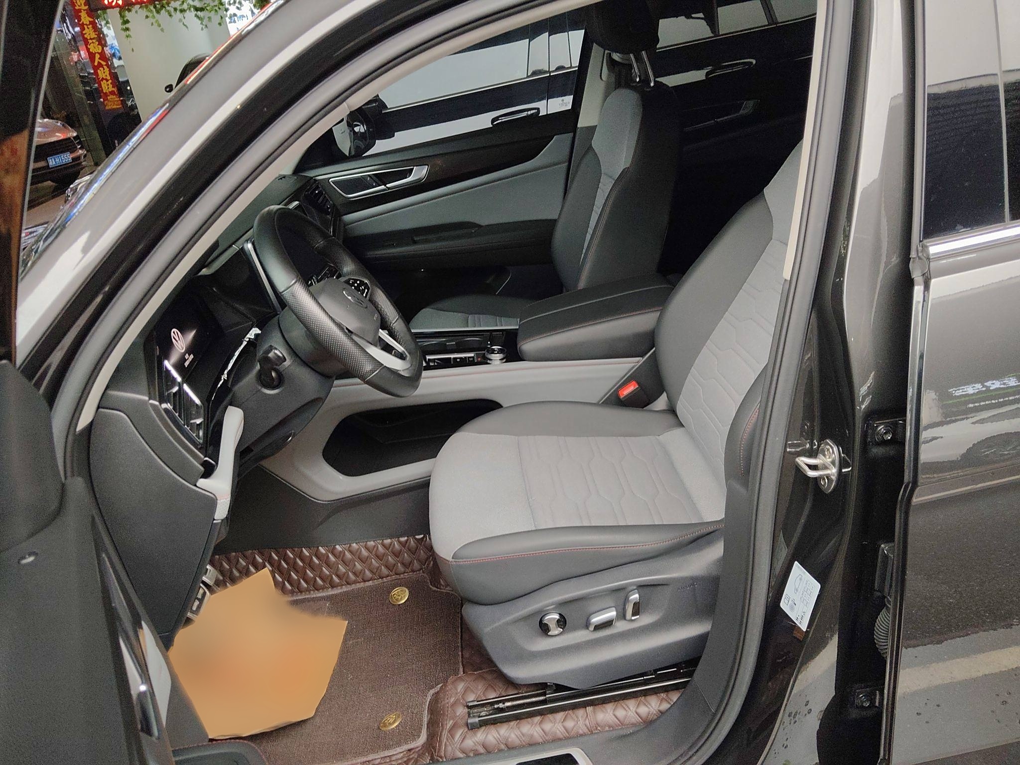 Переднее сиденье в автомобиле