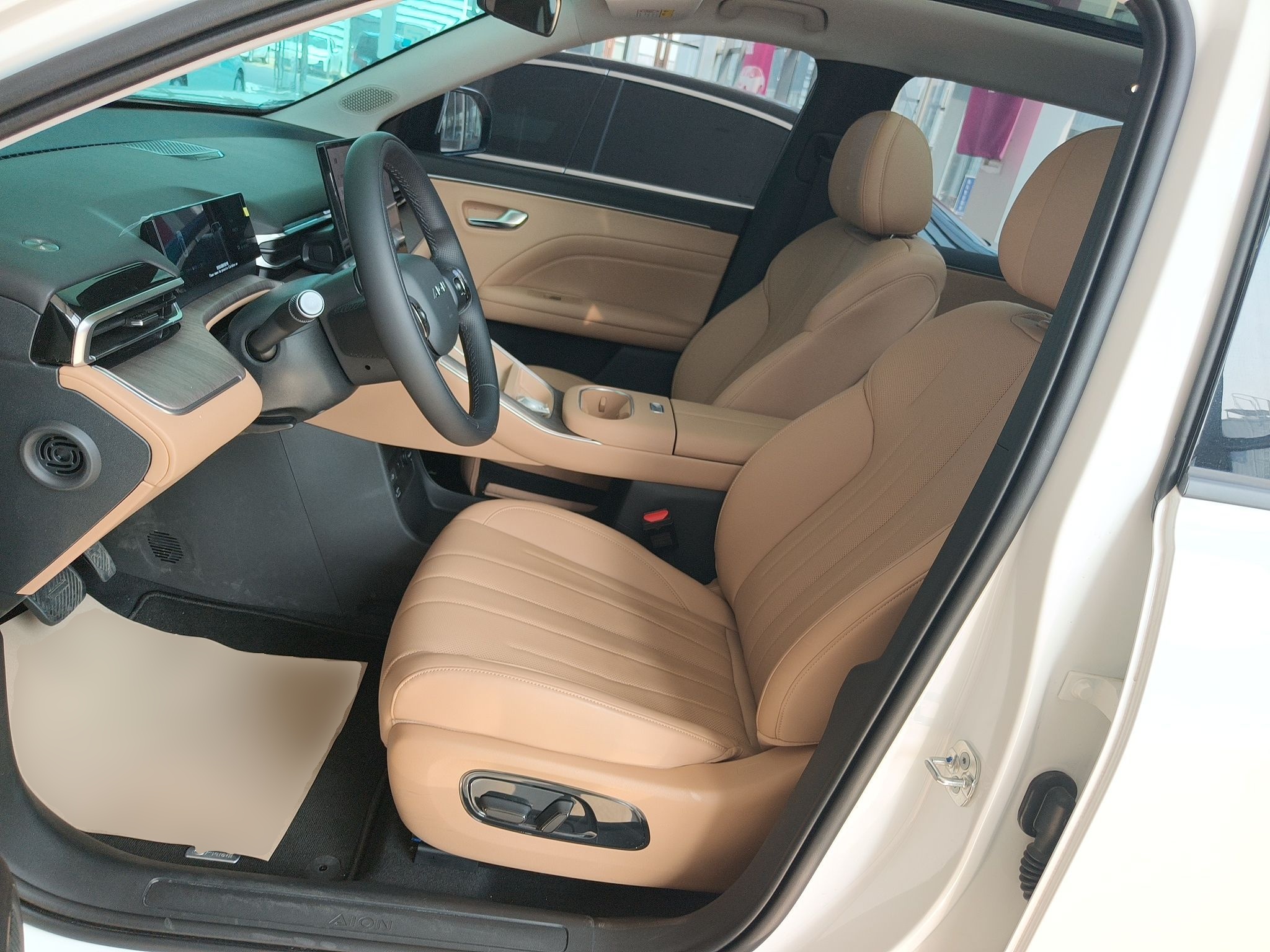 المقاعد الأمامية داخل السيارة