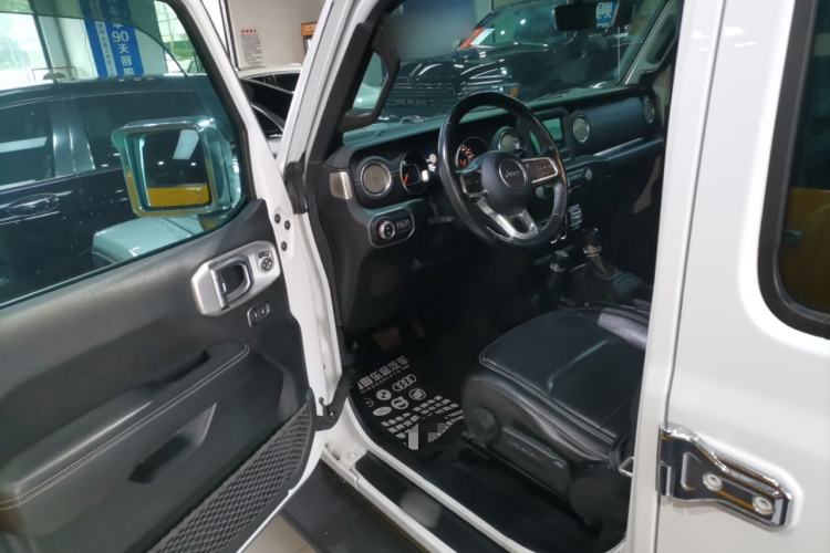 Used Jeep Wrangler 2019 2.0T Sahara Four-Door Version China VI Emission Standard Driver Seat