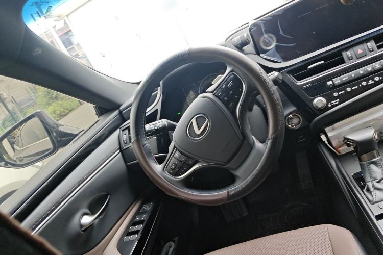 Used Lexus ES 2023 200 Excellence Edition
